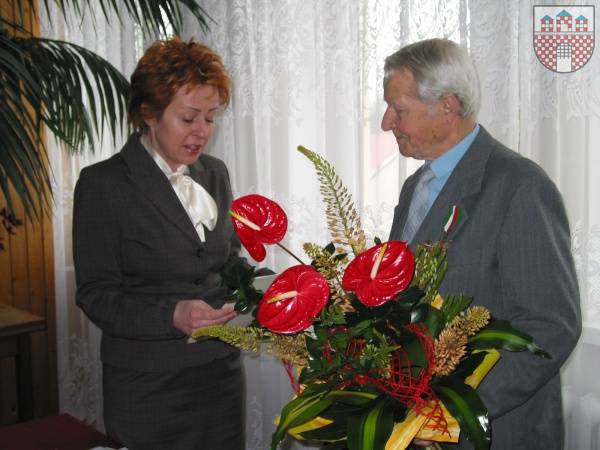 : Na fot. Stanisław Mostowy w momencie przyjmowania gratulacji od poseł Jadwigi Wiśniewskiej.